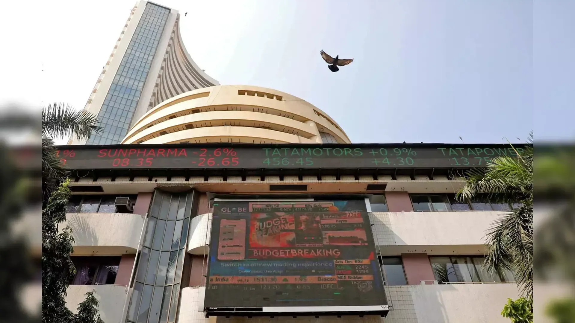 Sensex Tumbles Over 800 Points, Investors Lose ₹10 Lakh Crore